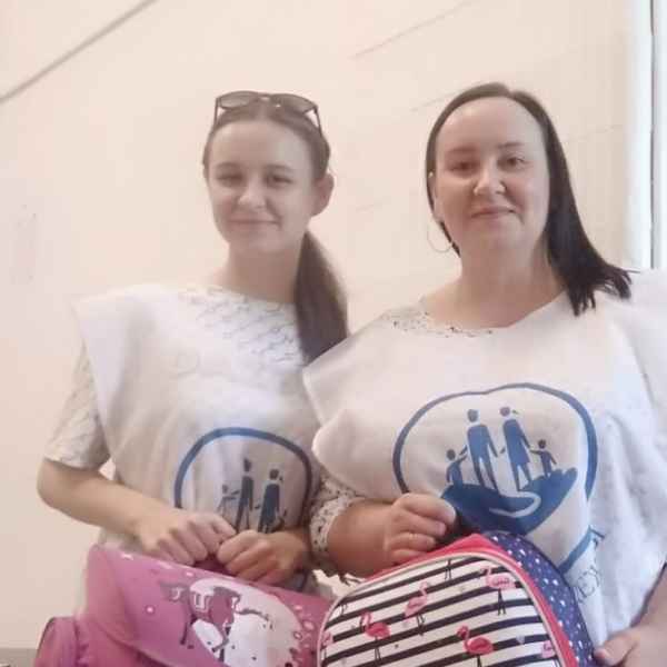 волонтеры благотворительного фонда собирают гуманитарную помощь