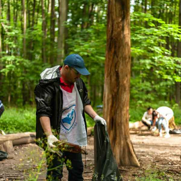 волонтеры в королеве собирают мусор