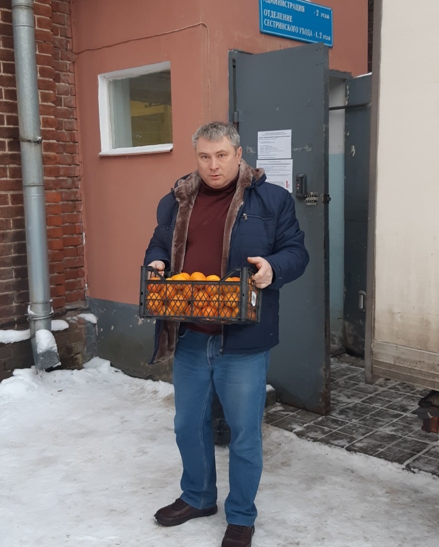 волонтер привез апельсины в больницу